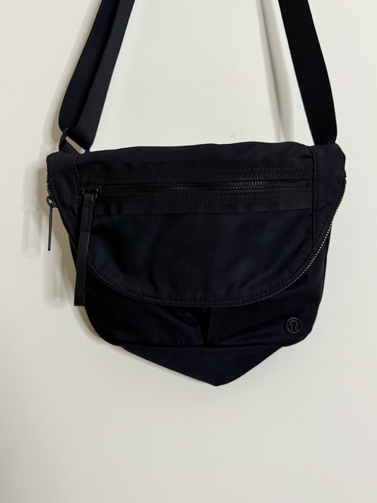 lululemon athletica Handbags - lululemon athletica Black Compact Crossbody Messenger Bag